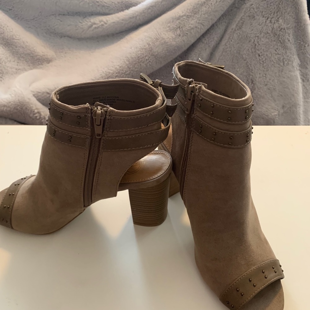 NWOT New Directions Peep Toe Booties. Taupe Sz 7.5